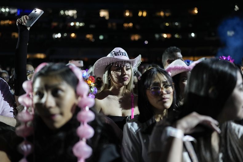 Fans de Karol G esperan el comienzo de su concierto de la gira Mañana será bonito en el Estadio Azteca de la Ciudad de México el jueves 8 de febrero de 2024. (Foto AP/Eduardo Verdugo)