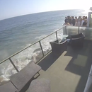 VIDEO: Un balcón abarrotado de gente colapsa sobre una playa rocosa y deja varios heridos en Malibú