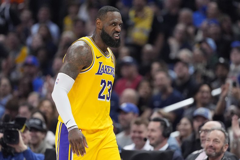 LeBron James, alero de los Lakers de Los Ángeles, reacciona tras encestar ante los Clippers de la misma ciudad, durante el partido del miércoles 28 de febrero de 2024 (AP Foto/Mark J. Terrill)