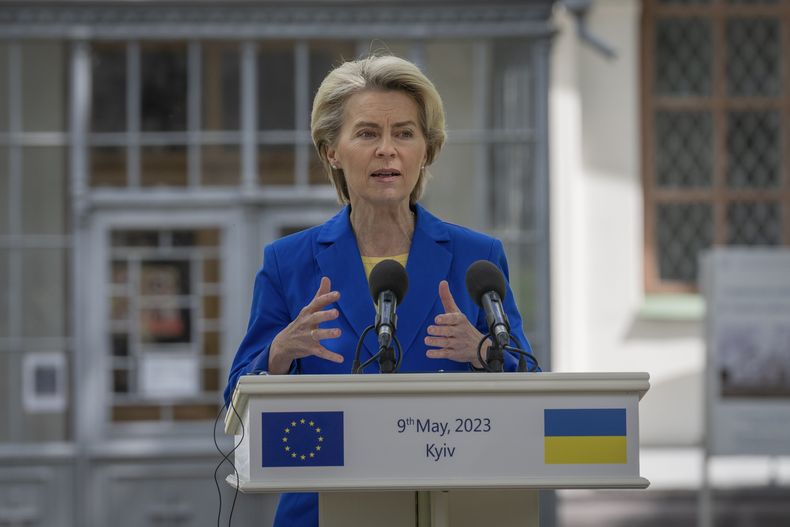 La presidenta de la Comisión Europea, Ursula von der Leyen, habla durante su conferencia de prensa junto con el presidente ucraniano Volodymyr Zelenskyy, en Kiev, Ucrania, el martes 9 de mayo de 2023. (AP Foto/Efrem Lukatsky)