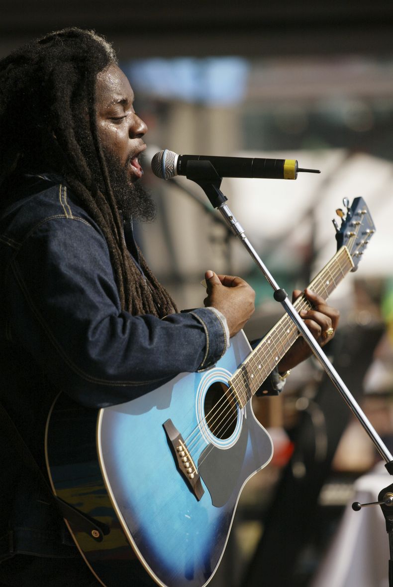 El músico de reggae Peter Anthony Morgan canta durante el festival Jazz and Heritage de Nueva Orleans el sábado 4 de mayo de 2002, en Nueva Orleans. (AP Foto/Douglas Mason, Archivo)