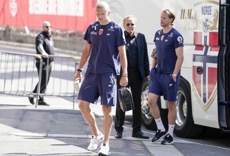 Erling Haaland llega al entrenamiento de la selección de Noruega de cara a las eliminatorias rumbo a la Euro ante Escocia y Chipre, el miércoles 14 de junio de 2023, en Oslo, Noruega. (Fredrik Varfjell/NTB Scanpix via AP)