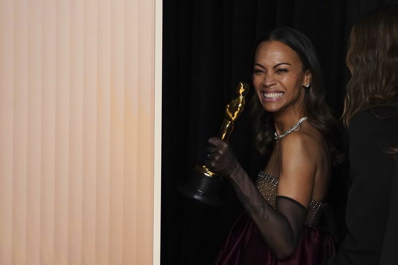 Zoe Saldaña, ganadora del Oscar a mejor actriz de reparto por Emilia Pérez, posa para la prensa el domingo 2 de marzo de 2025, en el Teatro Dolby de Los Ángeles. (Foto, Jordan Strauss/Invision/AP)