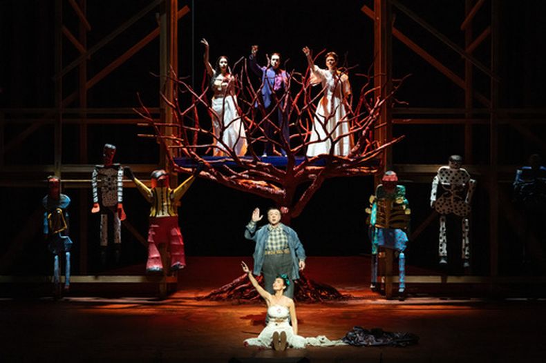 Esta imagen difundida por la Opera Metropolitana muestra a la mezzosoprano Isabel Leonard como Frida Kalho, primer plano en el centro, y al barítono Carlos Álvarez como Diego Rivera en un ensayo de El último sueño de Frida y Diego, el 11 de mayo de 2026, en la Ópera Metropolitana de Nueva York. (Marty Sohl/MetOpera via AP)