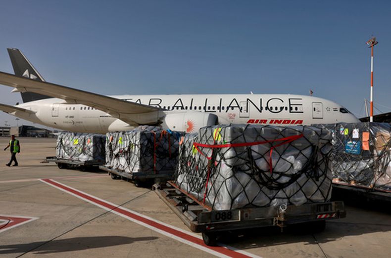 ARCHIVO - Trabajadores cargan suministros médicos en un avión de Air India hacia India, en el Aeropuerto Ben Gurion, cerca de Tel Aviv, Israel, el 4 de mayo de 2021. (Menahem Kahana/Pool Foto vía AP, archivo)