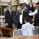 Bill Gates sale de un hotel previo a la boda de Jeff Bezos y Lauren Sanchez, en Venecia, Italia, el viernes 27 de junio de 2025. (Foto AP/Luigi Costantini)