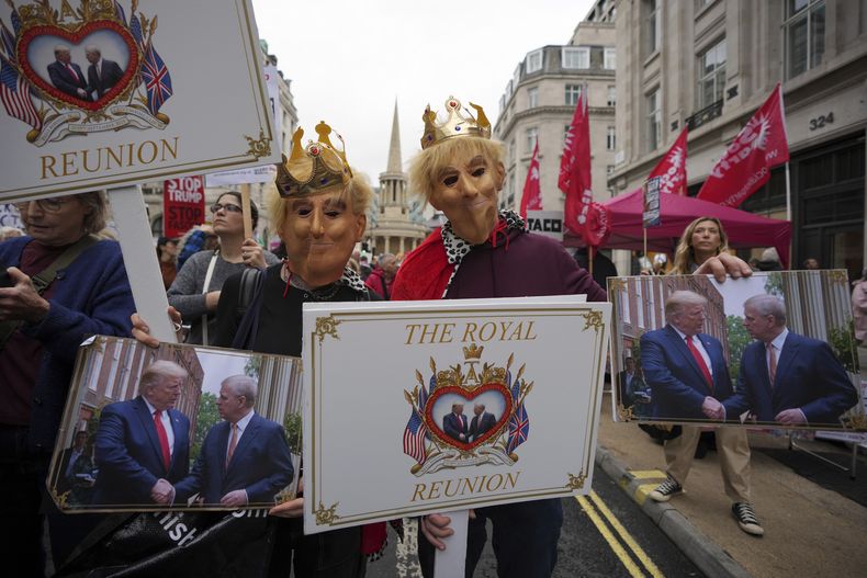 Manifestantes visten disfraces durante una protesta del grupo Stop Trump Coalition contra la visita de Estado del presidente de EEUU, Donald Trump, a Londres, el miércoles 17 de septiembre de 2025. (AP Foto/Kin Cheung)