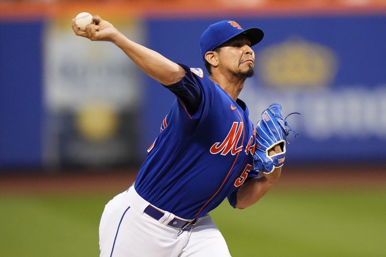 ARCHIVO - El venezolano Carlos Carrasco, de los Mets de Nueva York, lanza en el juego del 14 de agosto de 2023, ante lo Piratas de Pittsburgh (AP foto/Frank Franklin II, ARCHIVO)