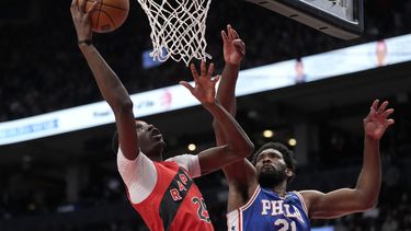 Siakam logra triple-doble y Raptors superan a 76ers
