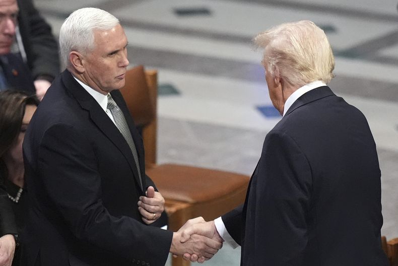 ARCHIVO - El presidente electo Donald Trump, derecho, estrecha mano con el exvicepresidente Mike Pence antes del funeral de Estado del expresidente Jimmy Carter en la Catedral Nacional de Washington, el 9 de enero de 2025. (AP Foto/Jacquelyn Martin, archivo)