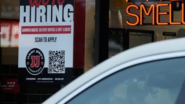 Un letrero de contratación en una tienda de emparedados, en Streamwood, Illinois, el miércoles 16 de septiembre de 2026. (AP Foto/Nam Y. Huh)