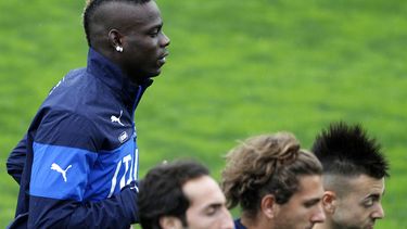 americateve | El jugador de la selecci&oacute;n de Italia, Mario Balotelli, izquierda, trota con sus compa&ntilde;eros en un entrenamiento el lunes, 10 de noviembre de 2014, en Florencia, Italia.  (AP Photo/Fabrizio Giovannozzi)