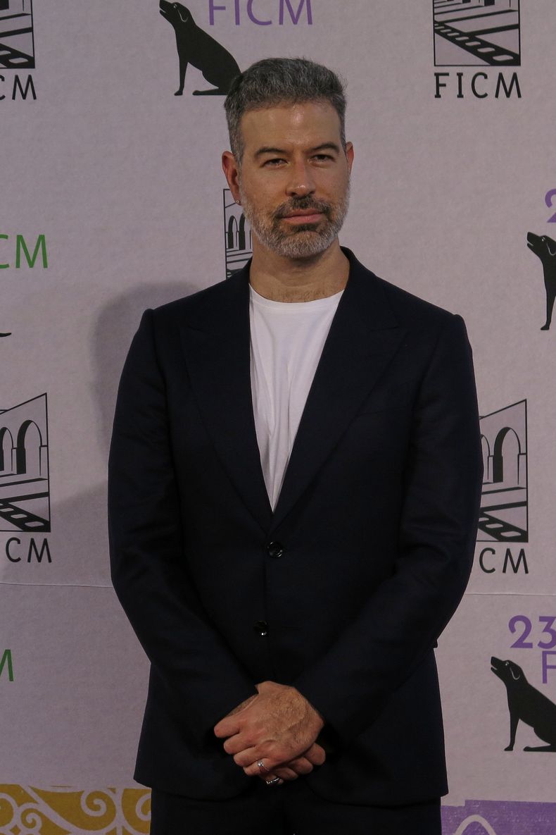 El cineasta mexicano David Pablos posa en la alfombra roja de su película En el camino en el Festival Internacional de Cine de Morelia, en México, el martes 14 de octubre de 2025. (Foto AP/Berenice Bautista)
