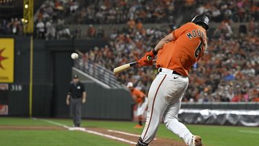 Ryan Mountcastle, de los Orioles de Baltimore, pega un doble ante los Rockies de Colorado, en el juego del sábado 26 de agosto de 2023 (AP Foto/Terrance Williams)