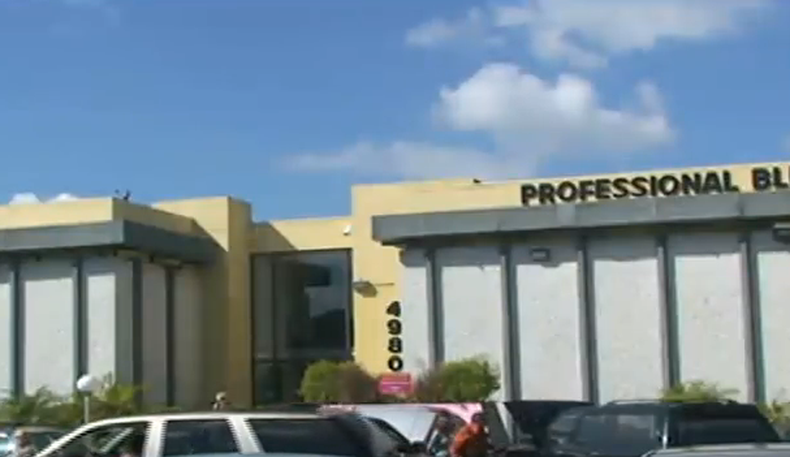 Un grupo de personas de la tercera edad protesto frente a una clínica que cerró sus puertas en Hialeah y que ahora se niega a transferir sus expedientes médicos.