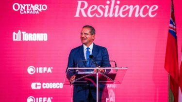 gobernador promociona puerto rico en foro global