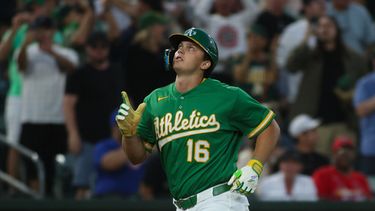 Nick Kurtz, de los Atléticos, señala al cielo luego de batear un grand slam ante los Cardenales de San Luis, el miércoles 13 de mayo de 2026 (AP Foto/Scott Marshall)