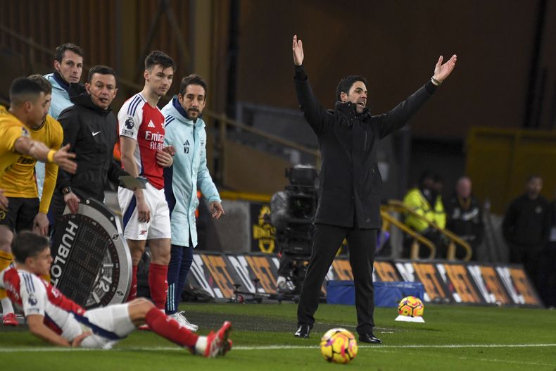 El técnico del Arsenal Mikel Arteta hace un gesto en el encuentro de la Liga Premier ante el Wolverhampton el sábado 25 de enero del 2025. (AP Foto/Rui Vieira)