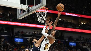 Dejounte Murray (5), de los Pacers de Indiana, se alza para encestar sobre Jamal Murray (27), de los Nuggets de Denver, en la segunda mitad del juego de baloncesto de la NBA, el miércoles 28 de octubre de 2026, en Nueva Orleans. (AP Foto/Ella Hall)