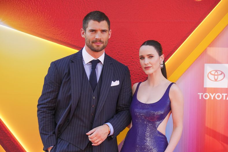 David Corenswet, a la izquierda, y Rachel Brosnahan llegan al estreno de Superman el lunes 7 de julio de 2025, en el Teatro Chino TCL de Los Ángeles. (Foto Jordan Strauss/Invision/AP)