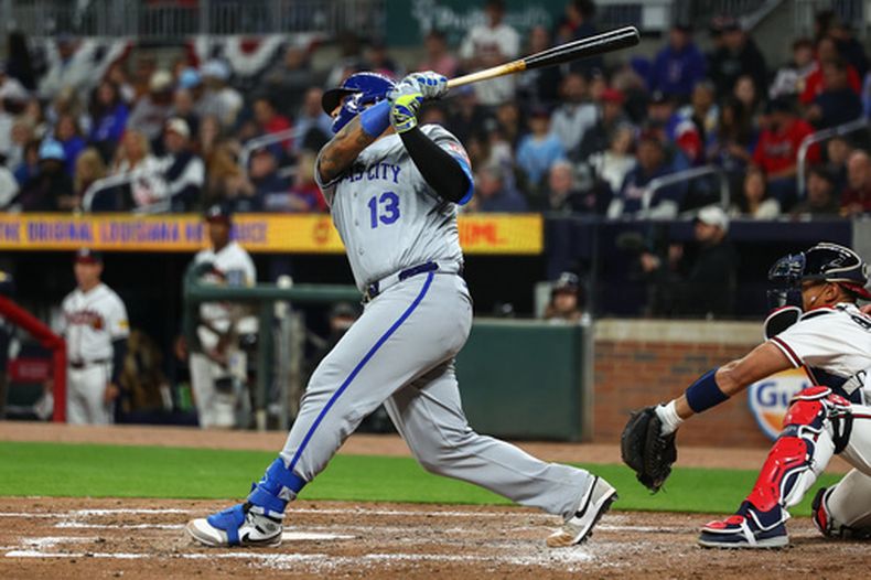El venezolano Salvador Pérez de los Reales de Kansas City batea un jonrón solitario en la séptima entrada ante los Bravos de Atlanta el sábado 28 de marzo del 2026. (AP Foto/Colin Hubbard)