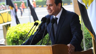 americateve | Esta imagn dada a conocer por la agencia noticiosa oficial egipcia MENA muestra al presidente Abdul Fat&aacute; el Sisi hablando en una graduaci&oacute;n militar en El Cairo el martes, 24 de junio del 2014.(Foto AP/MENA)