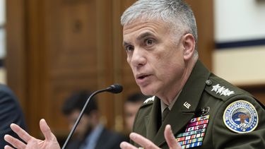 ARCHIVO - El general Paul Nakasone, comandante del Mando Cibernético de Estados Unidos, testifica ante la audiencia del Subcomité de Servicios Armados de la Cámara de Representantes sobre operaciones en el ciberespacio, en el Capitolio en Washington, el 30 de marzo de 2023. La Agencia de Seguridad Nacional está poniendo en marcha un centro de seguridad de inteligencia artificial, según informó el director saliente, el general del ejército Paul Nakasone, el jueves 28 de septiembre de 2023. (AP Foto/Jose Luis Magana, Archivo)