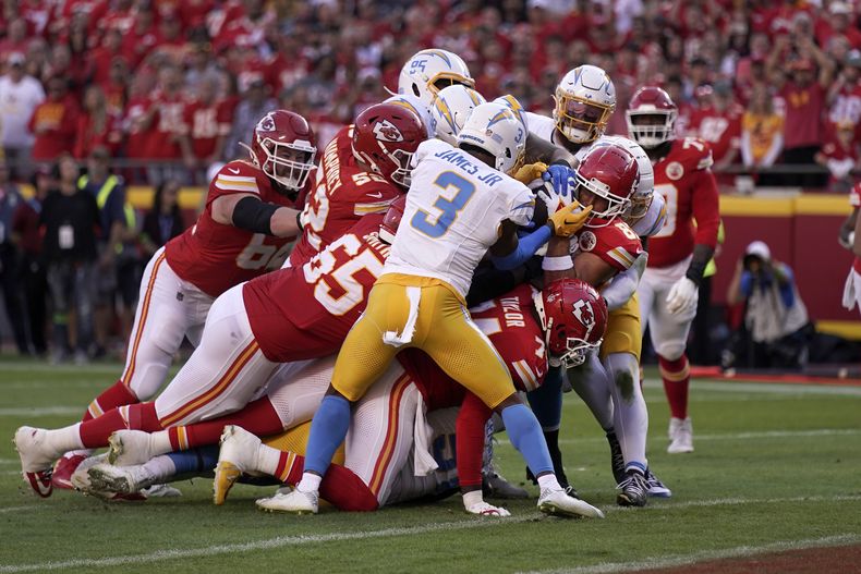 Travis Kelce (87), tight end de los Chiefs de Kansas City, anota un touchdown en contra de los Chargers de Los Ángeles, ante el intento del safety Derwin James Jr. (3) de contenerlo durante la primera mitad del juego de la NFL, el domingo 22 de octubre de 2023, en Kansas City, Missouri. (AP Foto/Charlie Riedel)