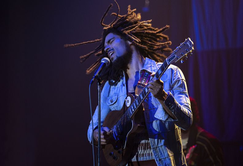 En esta imagen proporcionada por Paramount Pictures, Kingsley Ben-Adir en Bob Marley: One Love. (Chiabella James/Paramount Pictures vía AP)