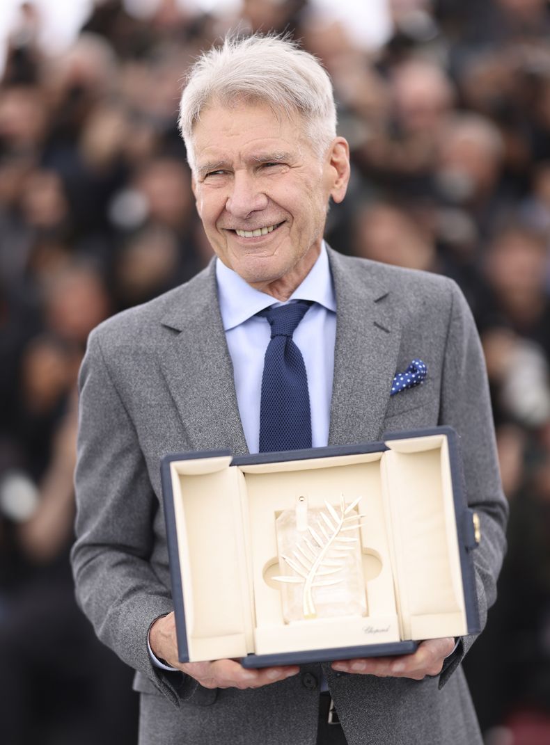 Harrison Ford posa con su Palma de Oro honoraria en la sesión fotográfica de la película Indiana Jones and the Dial of Destiny en el 76º festival internacional de cine de Cannes, sur de Francia, el viernes 19 de mayo de 2023. (Foto Vianney Le Caer/Invision/AP)