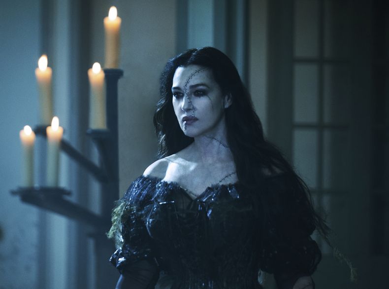 Esta imagen proporcionada por Warner Bros. Pictures muestra a Monica Bellucci en una escena de Beetlejuice Beetlejuice. (Parisa Taghizadeh/Warner Bros. Pictures via AP)