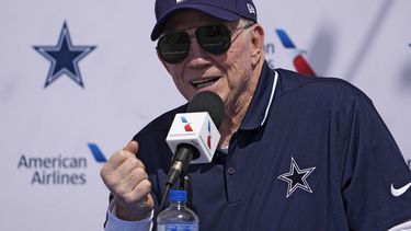 Jerry Jones dueño de los Dallas Cowbys conversa con los reporteros durante la conferencia de prensa previo al inicio de campamento de entrenamientos del equipo de la NFL. Martes 25 de julio de 2023(AP Foto/Mark J. Terrill)