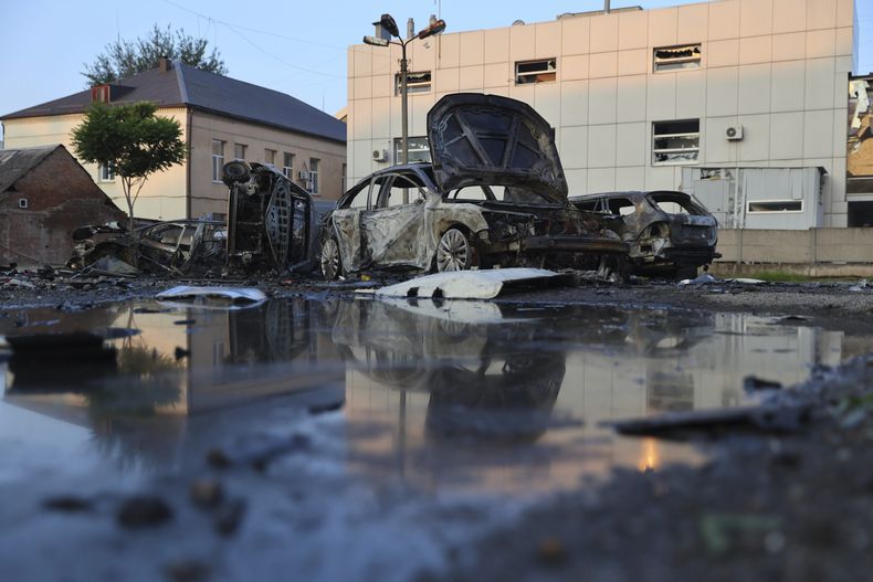 Automóviles destruidos luego de un ataque ruso contra un almacén de ayuda humanitaria en Zaporiyia, Ucrania, el sábado 14 de junio de 2025. (AP Foto/Kateryna Klochko)