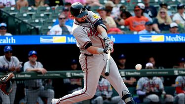 Austin Riley de los Bravos de Atlanta batea un doble remolcador en la 11ma entrada ante los Orioles de Baltimore el domingo 26 de julio del 2026. (AP Foto/Daniel Kucin Jr.)