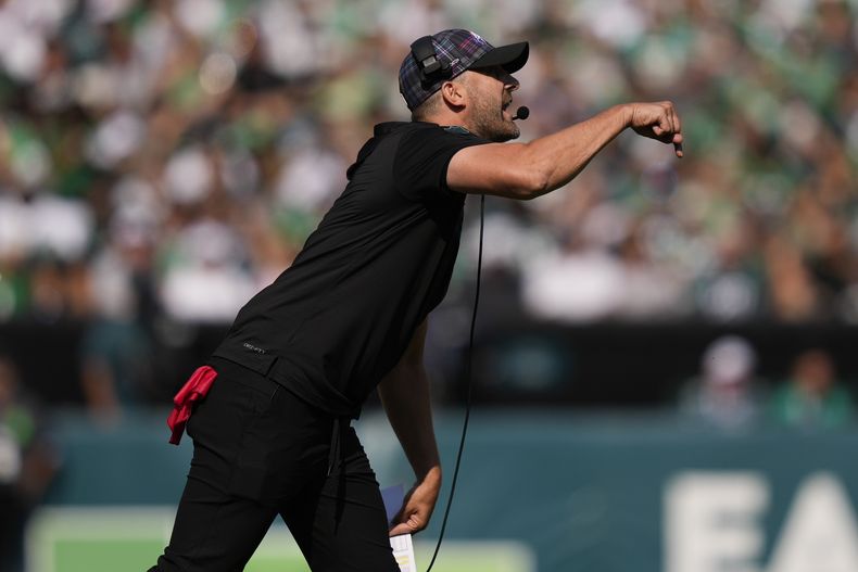 El entrenador de los Eagles de Filadelfia Nick Sirianni hace un gesto durante el encuentro de la NFL ante los Browns de Cleveland el domingo 13 de octubre del 2024. (AP Foto/Matt Slocum)