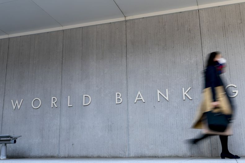 ARCHIVO - El edificio del Banco Mundial, en Washington, el lunes 5 de abril de 2021. (AP Foto/Andrew Harnik, archivo)