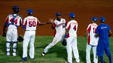 americateve | Los peloteros de Rep&uacute;blica Dominicana festejan luego de vencer 7-6 a M&eacute;xico en la Serie del Caribe, el mi&eacute;rcoles 5 de febrero de 2014 en Porlamar, Venezuela (AP Foto/Fernando Llano)