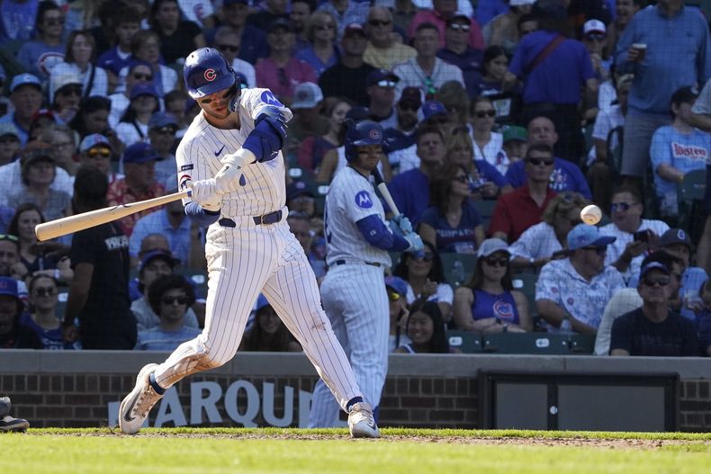 Nico Hoerner, de los Cachorros de Chicago, batea un doble productor de dos carreras durante la séptima entrada del juego de béisbol de Grandes Ligas frente a los Rays de Tampa Bay, el domingo 14 de septiembre de 2025, en Chicago. (AP Foto/David Banks)