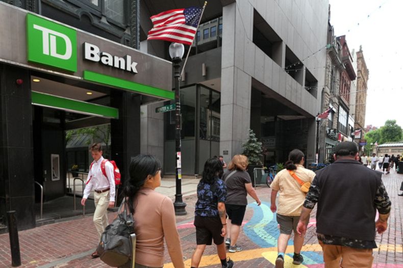 Peatones pasan frente a una sucursal del banco TD Bank, el 24 de junio de 2026, en Boston. (Foto AP/Charles Krupa, Archivo)