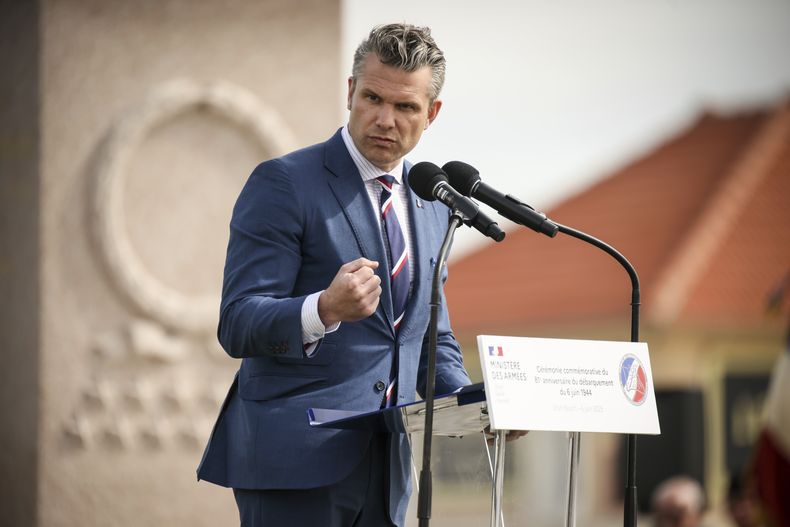 El secretario de Defensa de Estados Unidos, Pete Hegseth, pronuncia un discurso durante la ceremonia internacional que conmemora el 81er aniversario del desembarco del Día D, el viernes 6 de junio de 2025 en Utah Beach, Normandía. (AP Foto/Thomas Padilla)