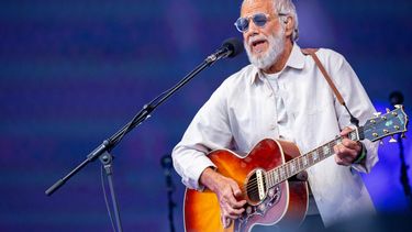 ARCHIVO - Yusuf Islam, también conocido como Cat Stevens, actúa durante el Festival de Glastonbury en Somerset, Inglaterra, el 25 de junio de 2023. (Joel C Ryan/Invision/AP, archivo)
