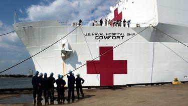 el barco hospital us confort atraco en el muelle de new york