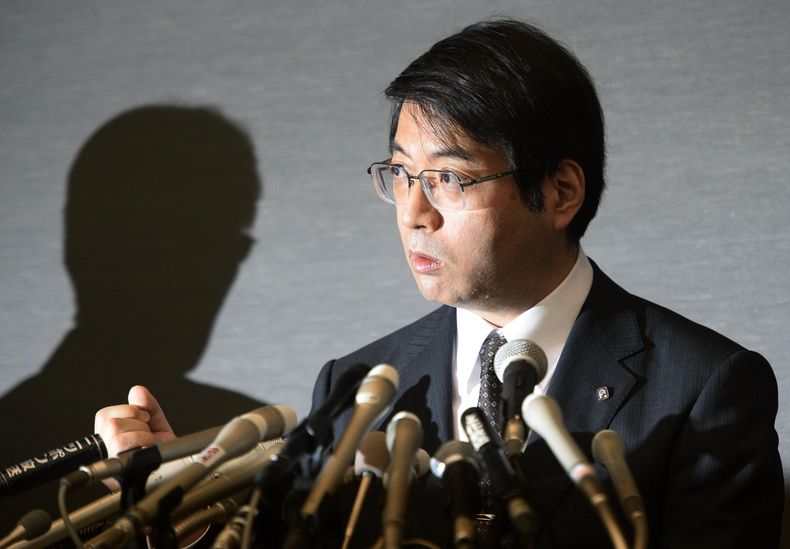 En esta fotograf&iacute;a del 16 de abril de 2014, Yoshiki Sasai, subdirector del Centro RIKEN para Biolog&iacute;a de Desarrollo, habla en conferencia de prensa en Tokio. La polic&iacute;a dijo que Sasai, de 52 a&ntilde;os, fue hallado muerto el martes 5