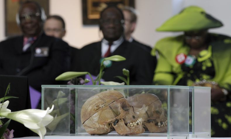 Cráneos de personas de las tribus ovaherero y nama, tomadas por colonialistas alemanes hace más de un siglo para experimentos raciales, son devueltos a líderes de Namibia en una ceremonia el 29 de septiembre del 2011, en Berlín, Alemania. (AP foto/Michael Sohn)