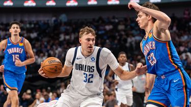 Cooper Flagg. de los Mavericks de Dallas, lleva el balón frente a Brooks Barnhizer, del Thunder de Oklahoma City, durante la segunda mitad del juego de baloncesto de la NBA, el miércoles 28 de octubre de 2026, en Dallas. (AP Foto/Jeffrey McWhorter)