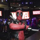 Jesus Rodriguez disfrazado de Deadpool posa en la Comic-Con International el jueves 25 de julio de 2024, en San Diego. (Foto de Richard Shotwell/Invision/AP)