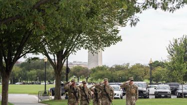 Efectivos de la Guardia Nacional saludan mientras la caravana del presidente Donald Trump pasa en Washington el 20 de septiembre del 2025. (AP foto/Julia Demaree Nikhinson)