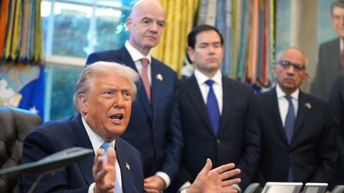 El presidente Donald Trump responde a preguntas de los periodistas durante una reunión con el grupo de trabajo de la Copa Mundial 2026 en el Despacho Oval de la Casa Blanca, el lunes 17 de noviembre de 2025, en Washington.En la imagen también aparecen el presidente de la FIFA, Gianni Infantino, el secretario de Estado Marco Rubio y el asesor principal de la FIFA, Carlos Cordeiro. (AP Foto/Evan Vucci)