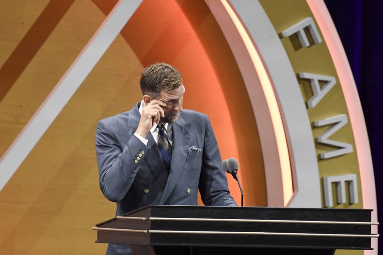 El alemán Dirk Nowitzki se limpia las lágrimas durante la ceremonia del sábado 12 de agosto de 2023, en la que fue exaltado al Salón de la Fama en Springfield, Massachusetts (AP Foto/Jessica Hill)
