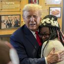 El expresidente Donald Trump (izq) abraza a Michaelah Montgomery, una activista local de derechas, en un restaurante Chick-fil-A en Atlanta, el 10 de abril de 2024. (Foto AP/Jason Allen)